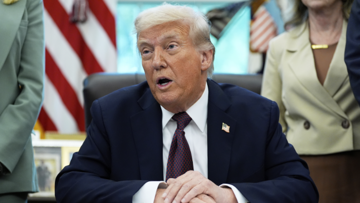 https://salarnews.in/public/uploads/images/newsimages/maannewsimage16092025_161734_Donald Trump Kirk.png